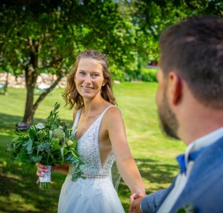 Hochzeitspaar schaut sich verliebt an