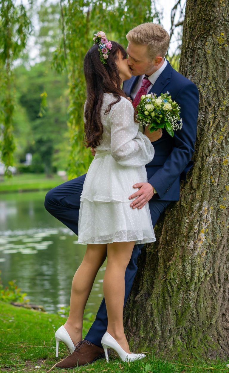 Hochzeitspaar küsst sich