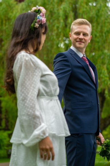 Hochzeitspaar schaut sich an