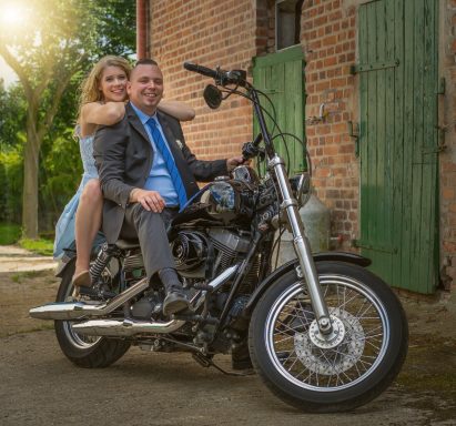 Hochzeitspaar auf Motorrad