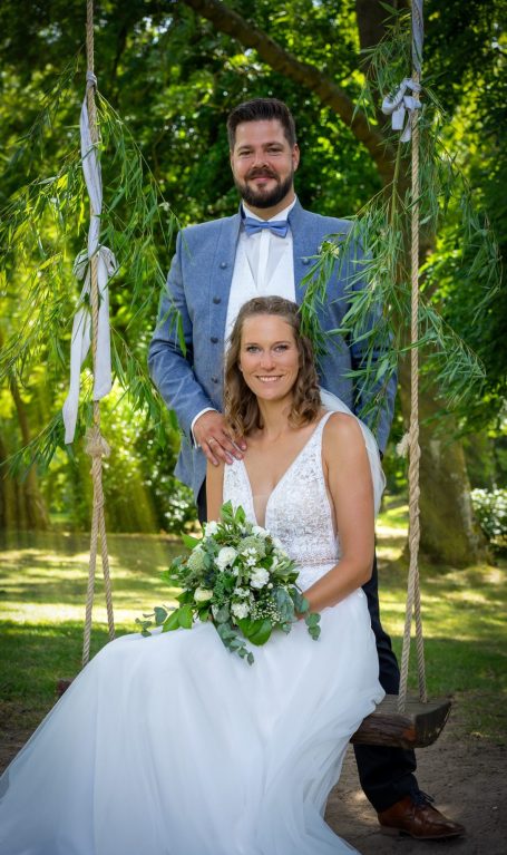 Hochzeitspaar auf Schaukel