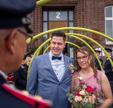 Hochzeitspaar wird vom Wehrführer empfangen