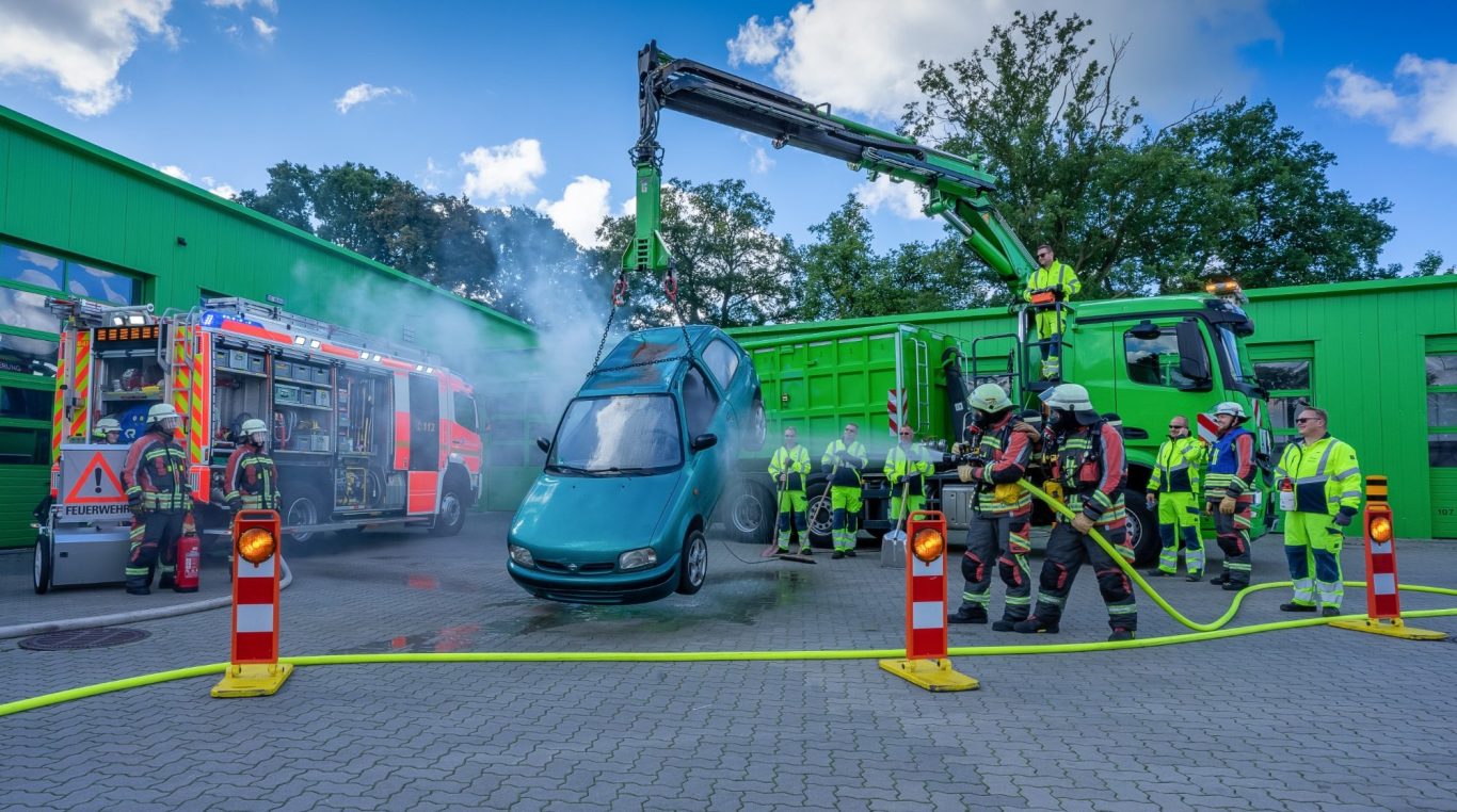 Brennendes Auto wird gelöscht